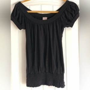 Black shirt sleeve scrunched sleeve shirt